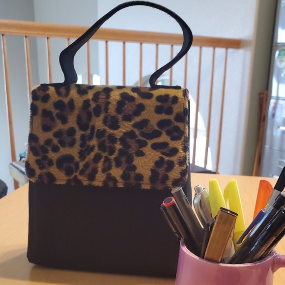 Lisa Z Tiger Motif Hand Purse. Night-on-the-town-Look - Picture 4 of 6